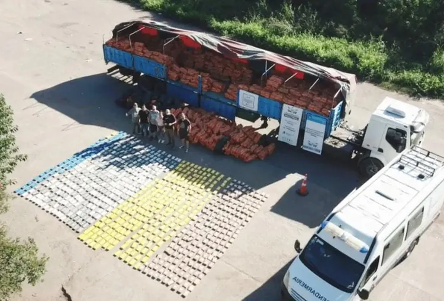 Ocultos entre las hortalizas, llevaban 846 paquetes con cocaína, con un peso total de 861,950 kg.