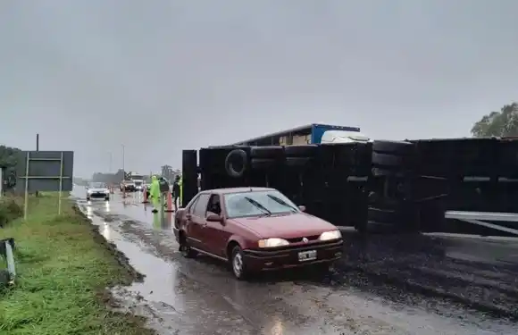 Fuertes vientos en la costa bonaerense causaron el vuelco y el choque de dos camiones