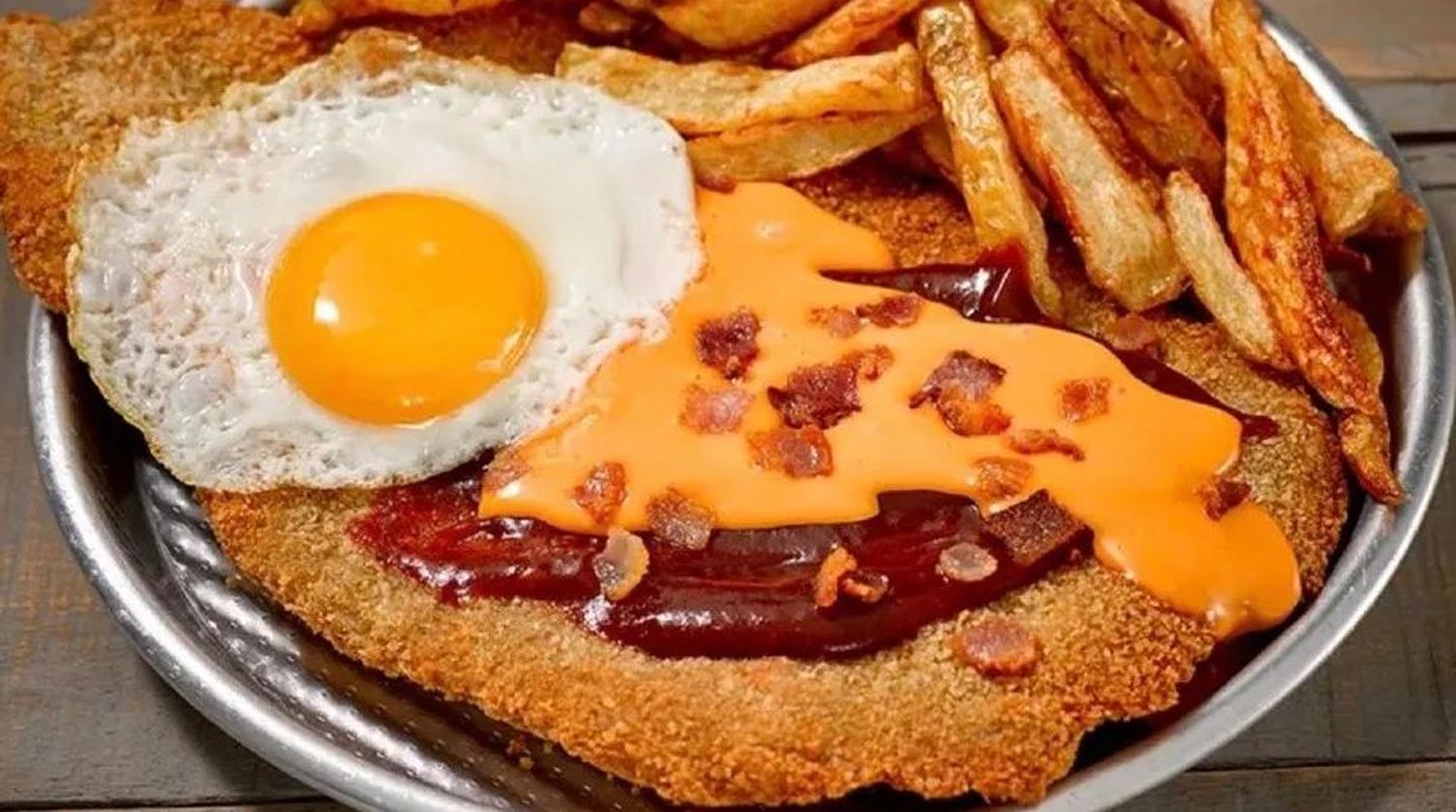 Pidió una "milanesa descomunal", le llegó algo indignante y estallaron los memes