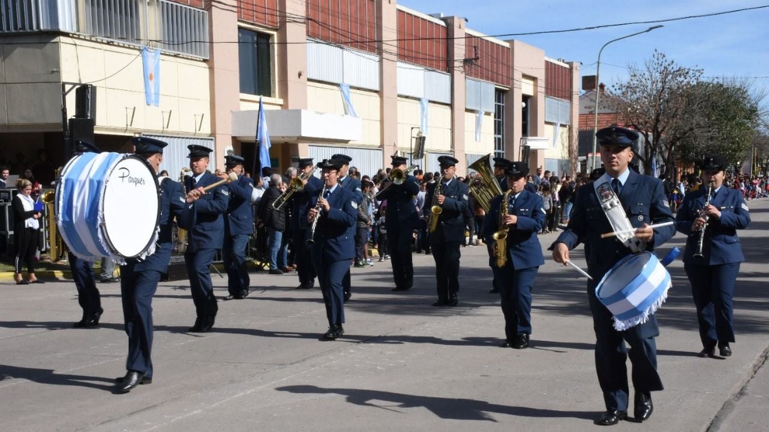 Avellaneda festeja el Día de la Bandera con su clásico desfile cívico militar