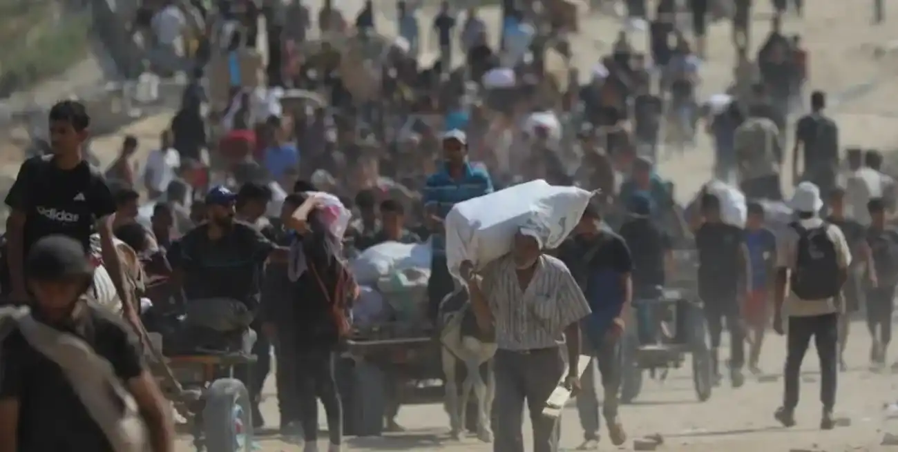 Palestinos caminan kilómetros para llegar al centro de distribución de ayuda en el corredor Netzarim.