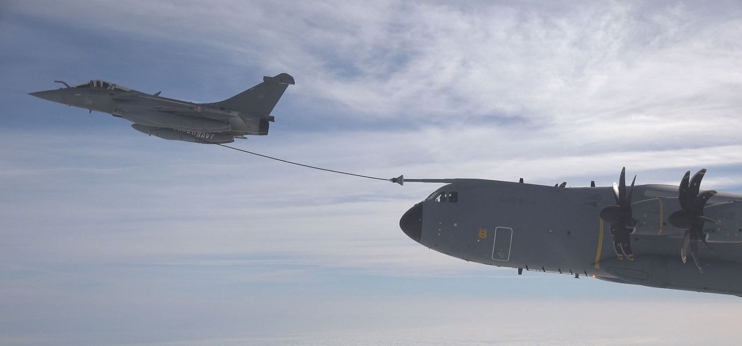 A Rafale M performs an unprecedented in-flight refueling of an A400M, which was simulating a HAWKEYE E-2D