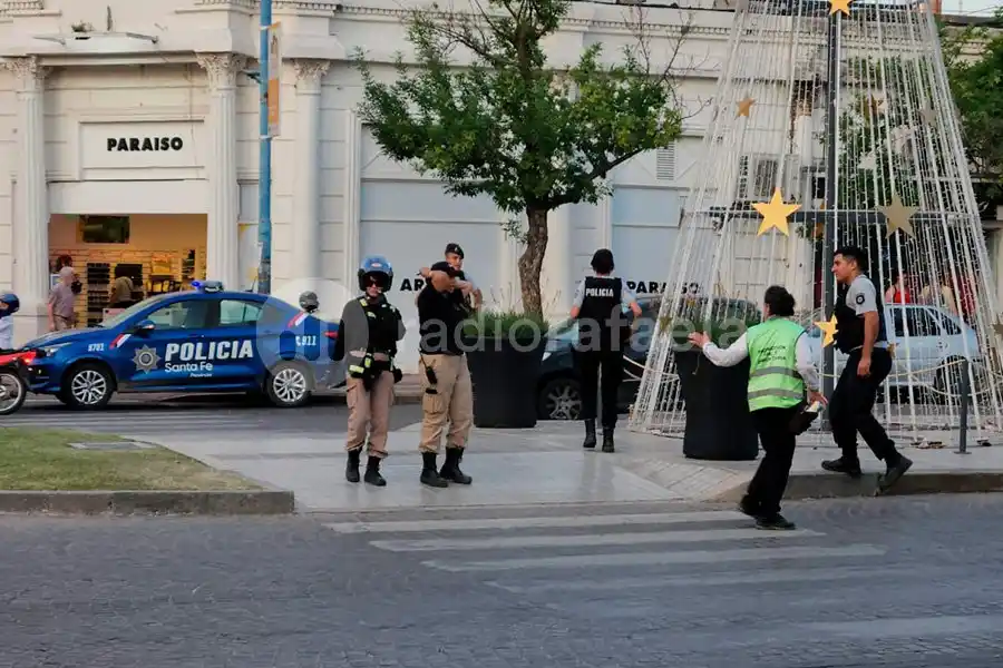 Chocó a una camioneta estacionada y no tenía nada en regla: terminó con una multa