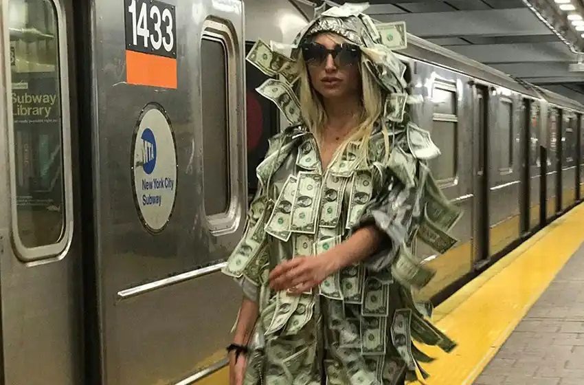 Vicky Xipolitakis se vistió de dólar