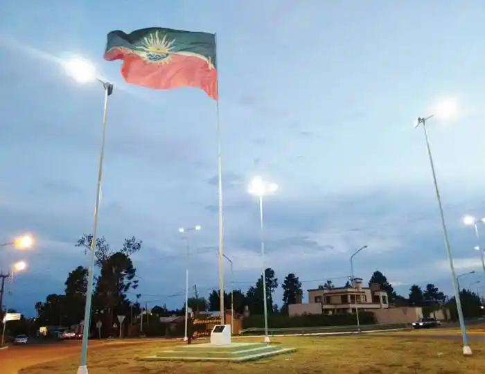 Ante los fuertes vientos, reemplazan las banderas en las rotondas
