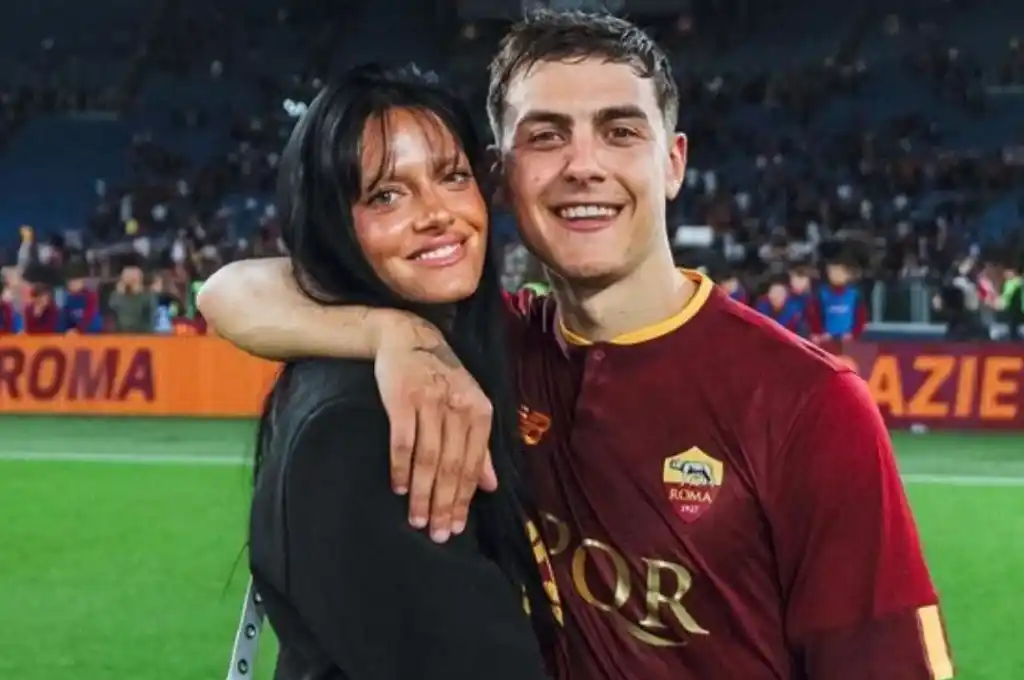 Foto luego de un partido de Paulo Dybala en la Roma
