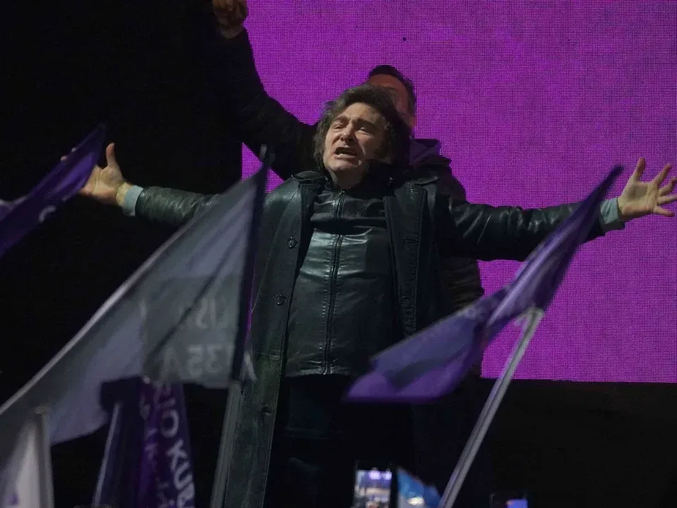 Milei dijo que hay “empate técnico” en PBA, defendió a Karina y volvió a denunciar “operetas” de la oposición