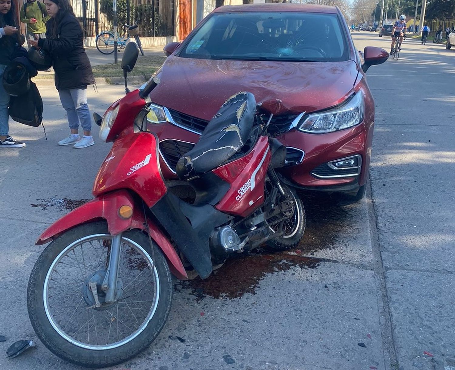 Fuerte accidente entre auto y moto. Crédito: Bomberos de Venado Tuerto.