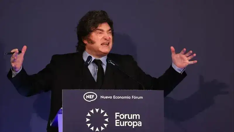 La aprobación a Milei se sostiene entre los millonarios y se desploma entre la clase media y los pobres