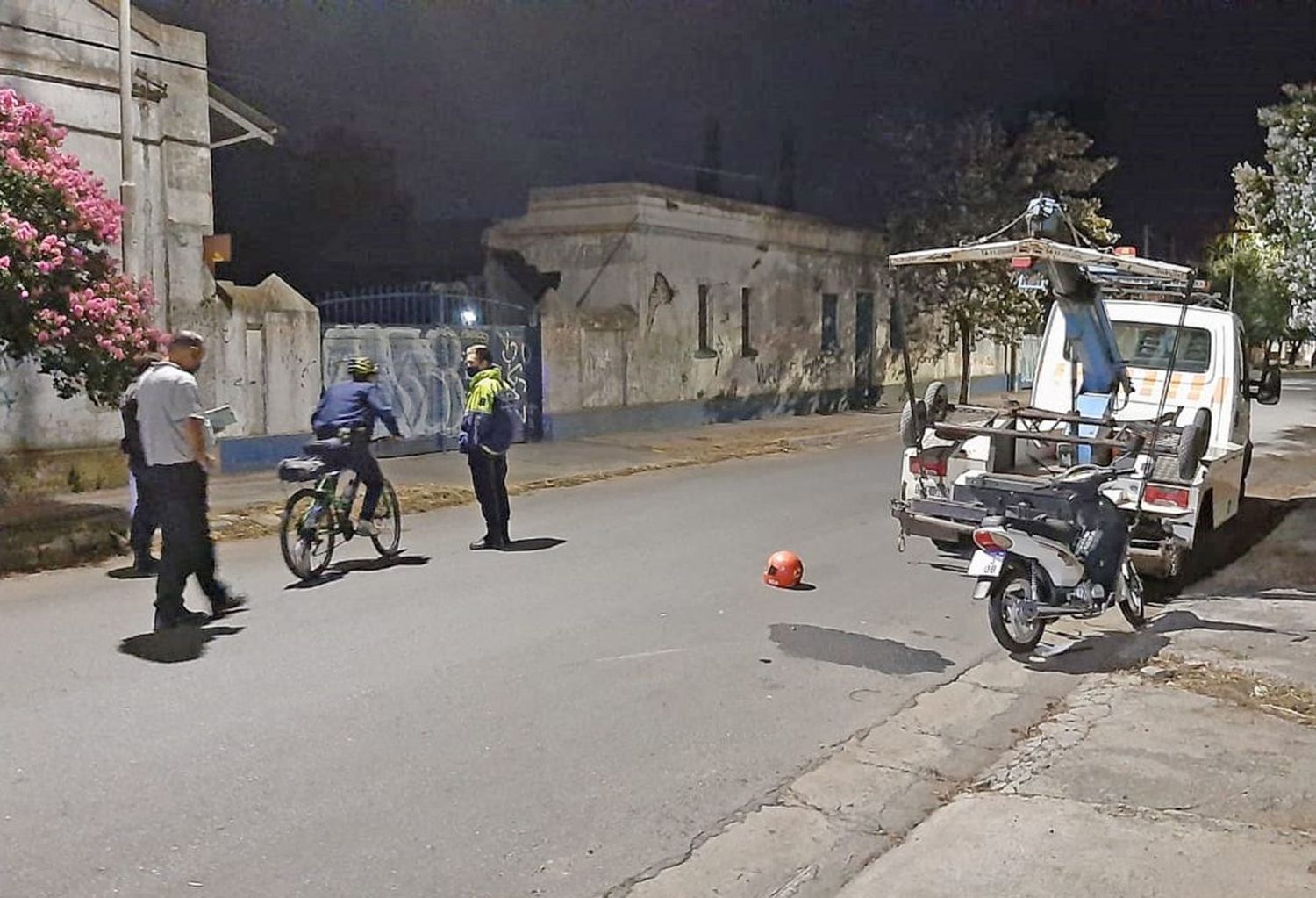 Una motociclista que quiso evadir el control atropelló a dos inspectores de tránsito
