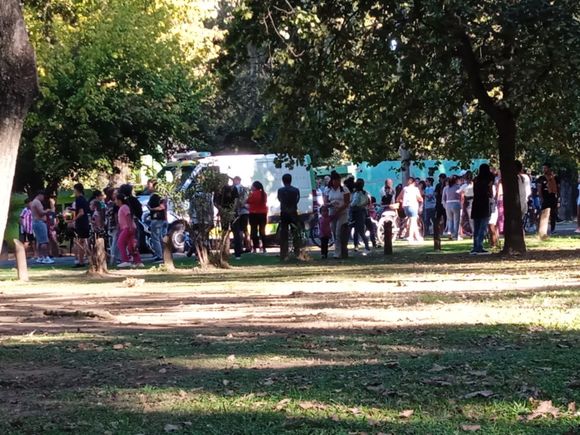 Una mujer en moto atropelló a un niño en el Paseo Público y lo trasladaron al Hospital