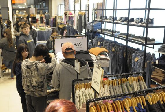 Las ventas minoristas subieron 24% interanual en febrero, pero no compensan el desplome del año pasado