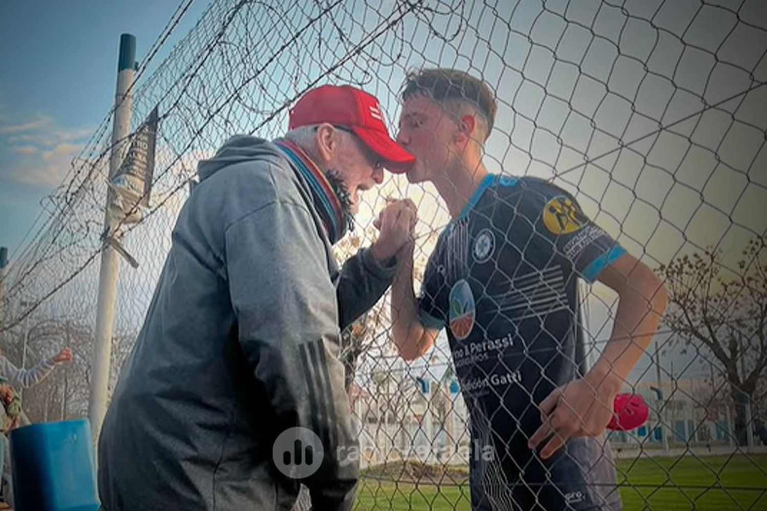 "Te amo viejo": el emotivo gesto de un jugador de la región en pleno partido y que se volvió viral