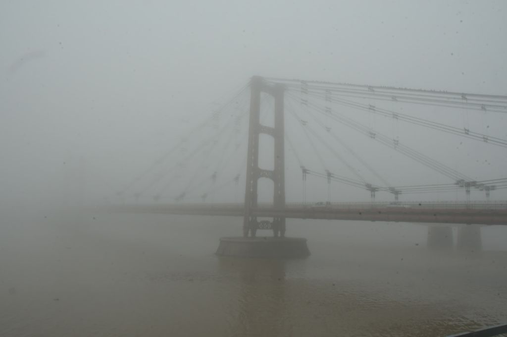 Densa niebla en la ciudad