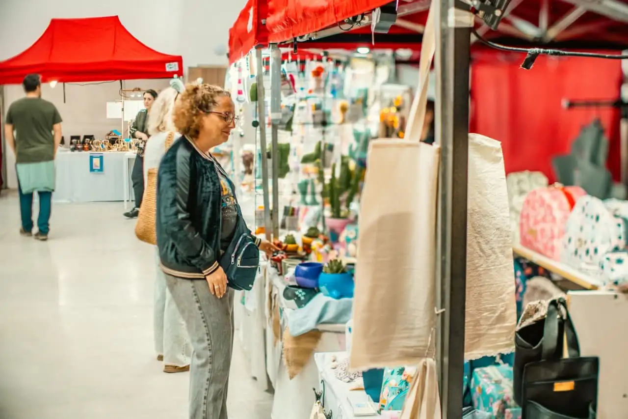 La propuesta reunirá a más de 60 emprendedores locales que ofrecerán indumentaria, accesorios, decoración y productos regionales.