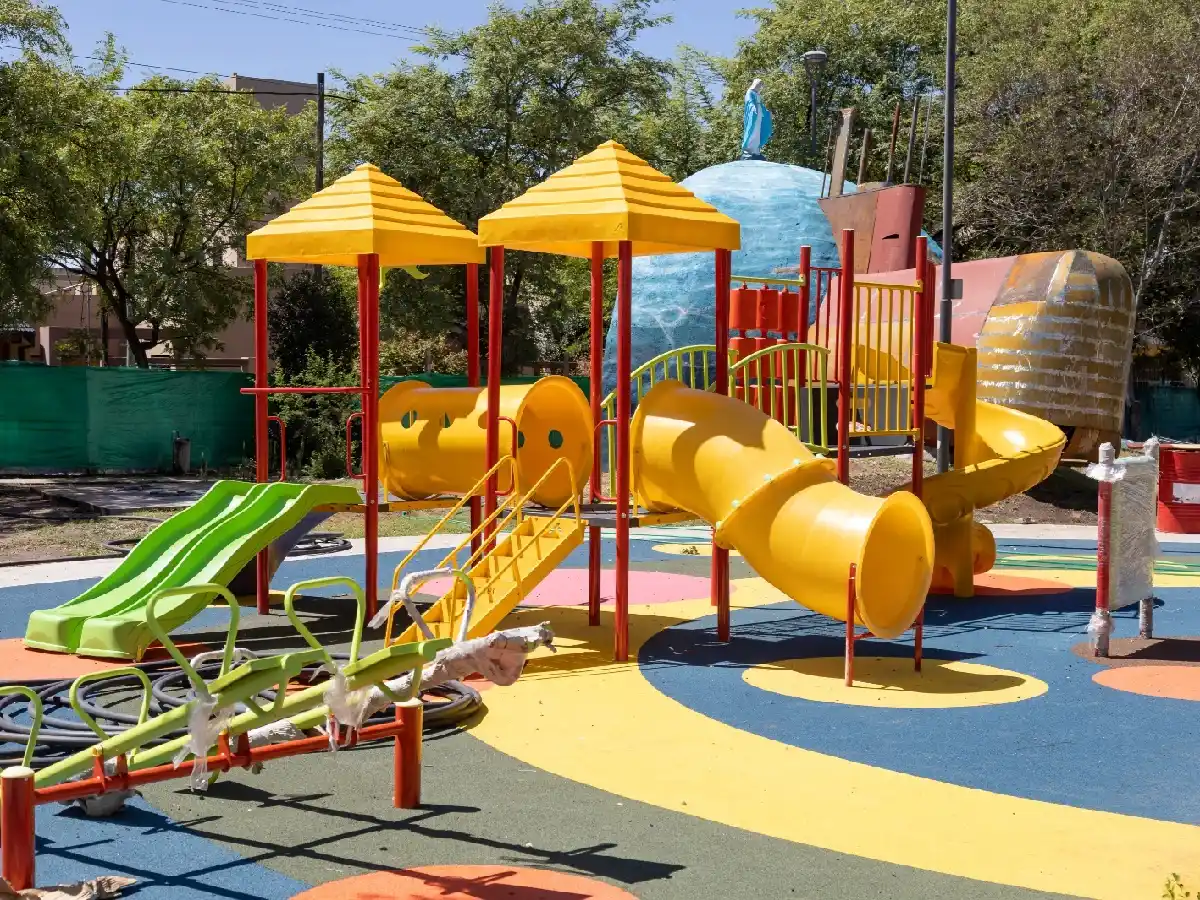 La plaza principal de barrio nuevo Poeta Lugones, con nueva infraestructura y espacios verdes renovados