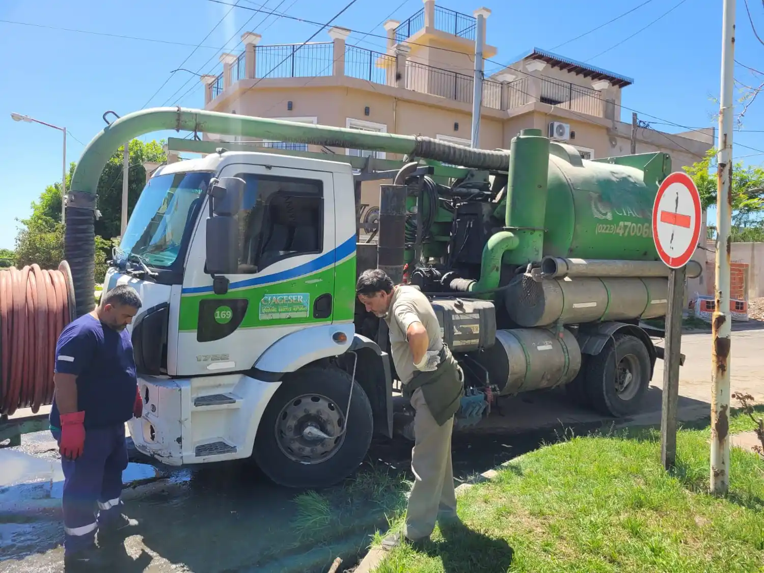 Camión desobstructor en 9 de Julio y Chivilcoy