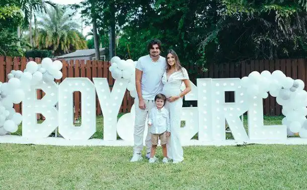 Jonathan Moly y su esposa revelan sexo de su segundo hijo