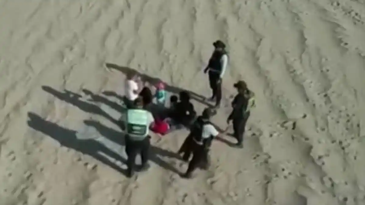 EXHAUSTOS Y CASI DESMAYADOS POR EL CALOR: así rescataron a 10 venezolanos que se perdieron en un desierto en Perú  