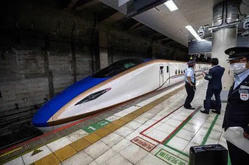 Un tren bala shinkansen de Japan Railways sale de la plataforma en la estación de Ueno en Tokio el 21 de mayo de 2022. F