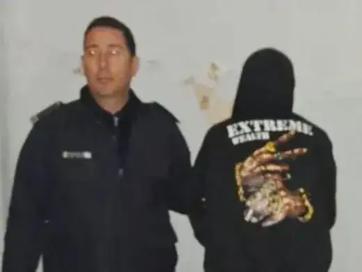 En uno de los domicilios, ubicado en calle Thomas al 300, fue detenido un hombre identificado como Maximiliano Pensas, de 42 años.