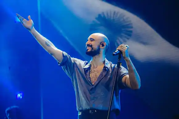 Bajo un cielo cubierto de estrellas en Rosario, Abel Pintos dio inicio al tour "Abel 30 Años"