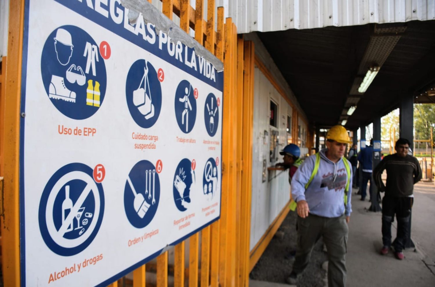 Murió un operario del puerto que cayó al río y hay paro de actividades