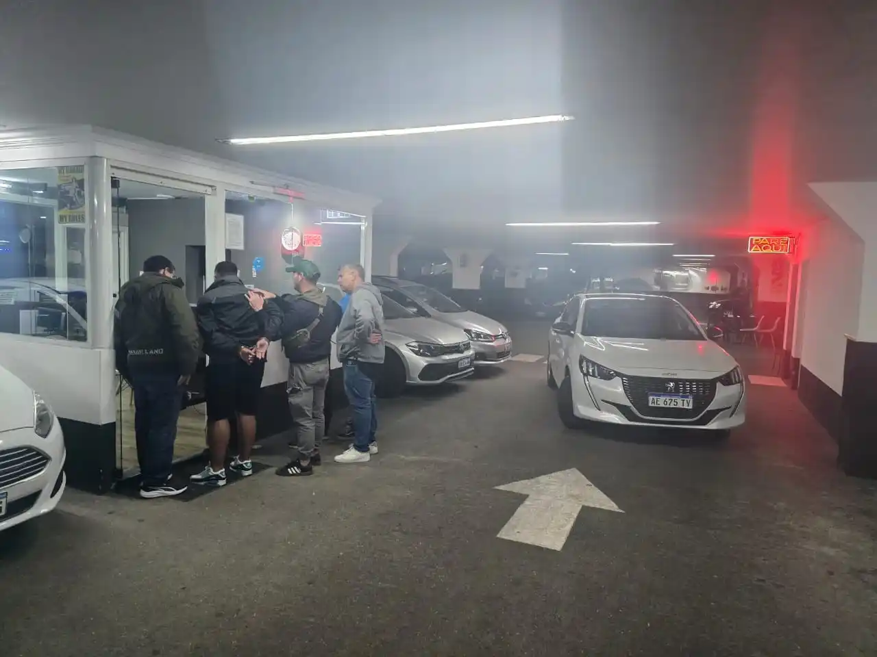 Durante la detención de los culpables, se secuestraron $300.000 en efectivo, cuatro teléfonos celulares, dos gorras y el Peugeot 208.