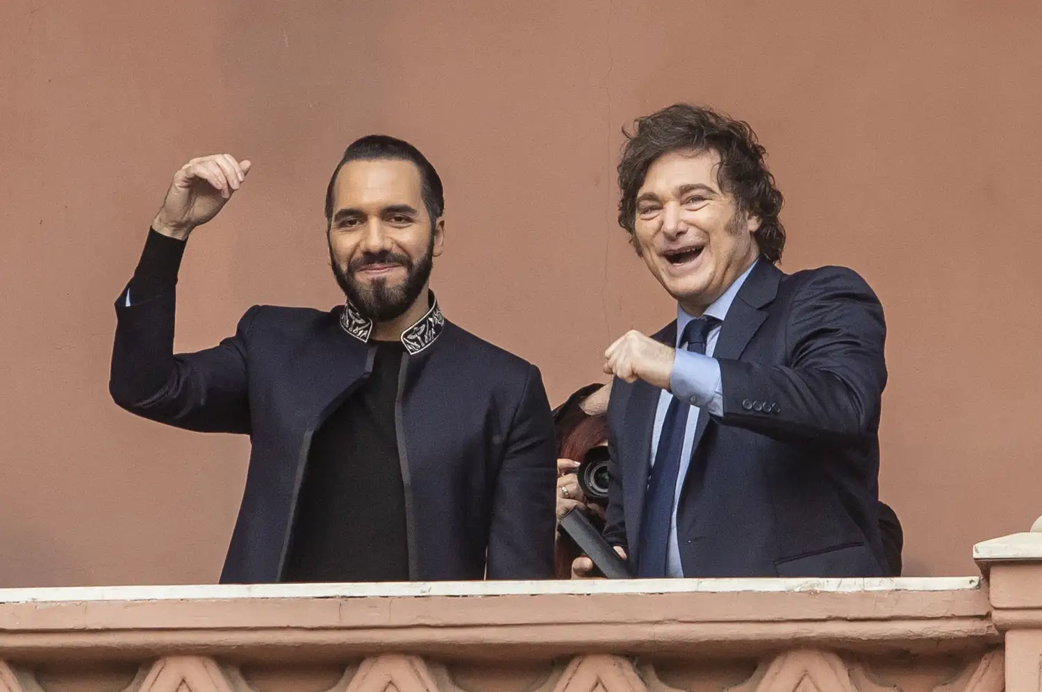 Nayib Bukele y Javier Milei, en el balcón de la Casa Rosada.
