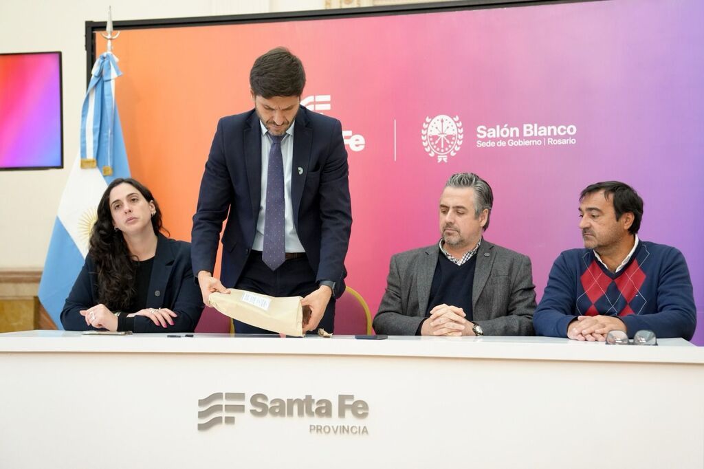 Pullaro encabezó el acto de licitación para la compra de chalecos antibalas