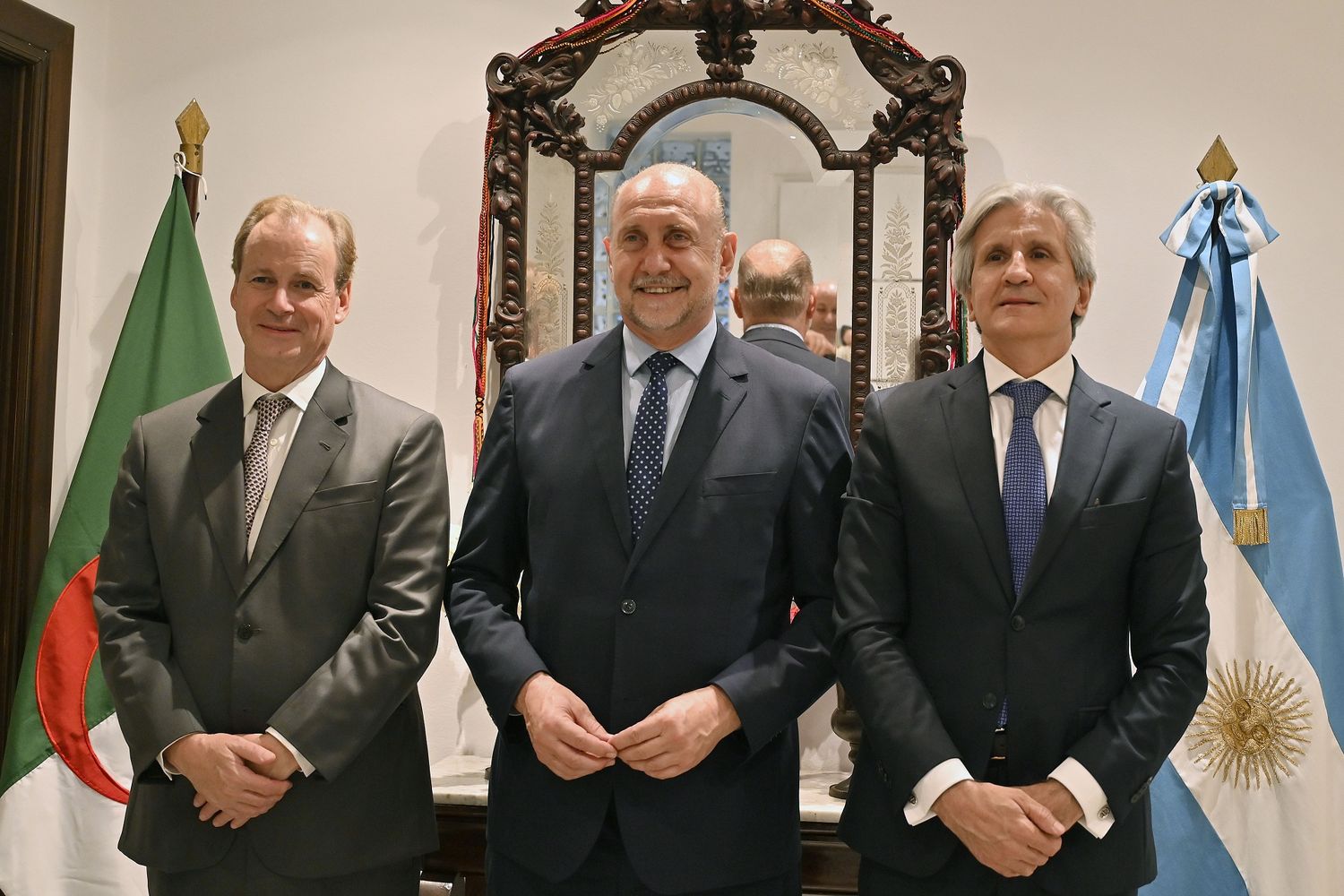 Avanzan en acuerdos para impulsar la exportación de miel y genética avícola al norte de África