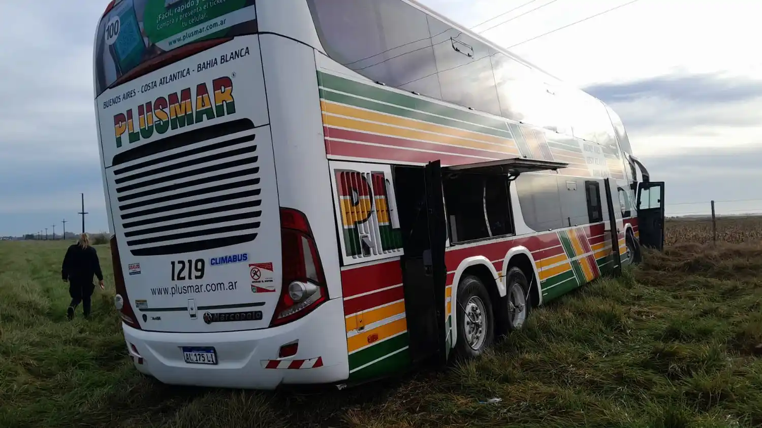 Tres muertos al chocar de frente un micro y un utilitario en San Miguel del Monte