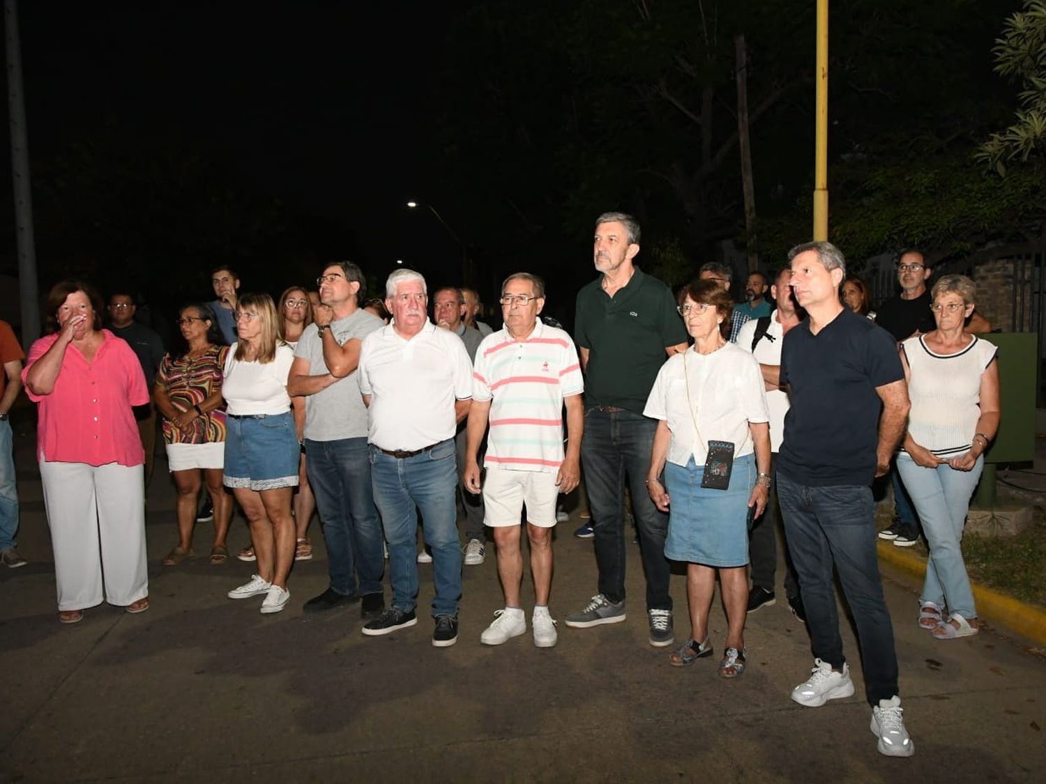 Bernarte habilitó las luces junto a los vecinos