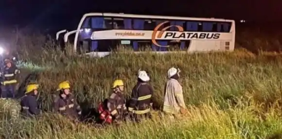 Tragedia en la ruta 2: un muerto y 14 heridos al despistar un micro que iba a la Costa