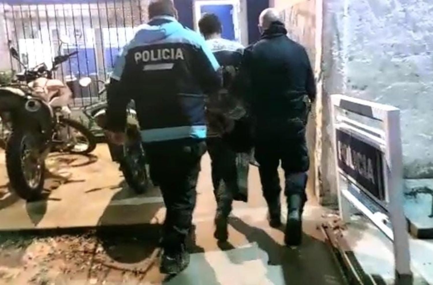 Atrapan a ladrón mientras se metía en una vivienda en Bosque Grande