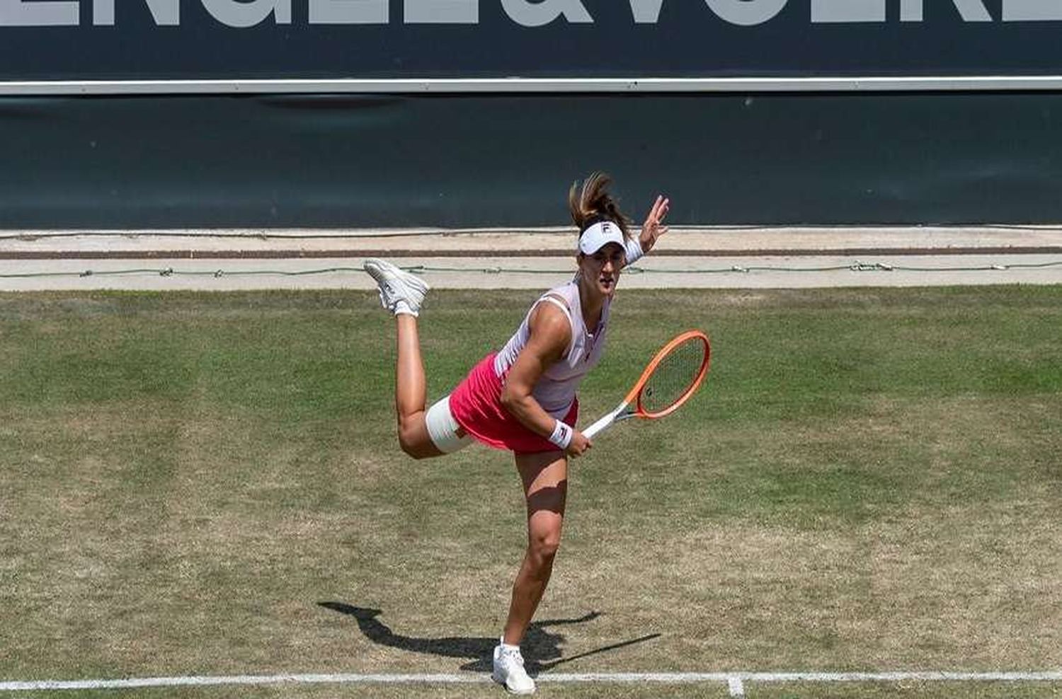 Nadia Podoroska remontó una desventaja en el segundo set y ganó en su debut absoluto en Wimbledon