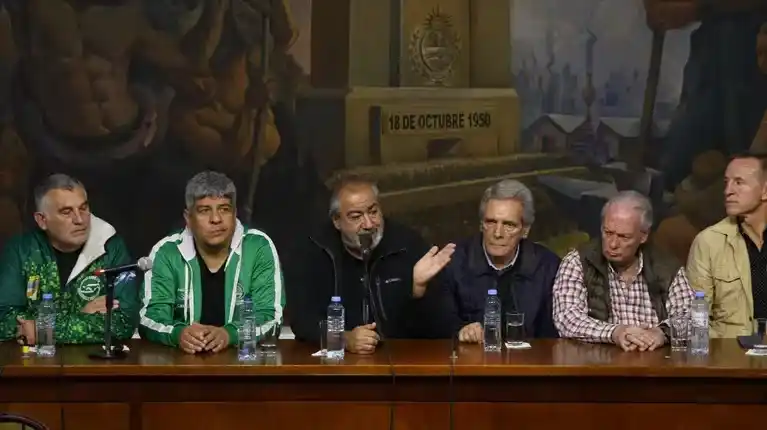Con fuertes críticas al gobierno, los líderes sindicales de la CGT dieron una conferencia de prensa en el día del Trabajador