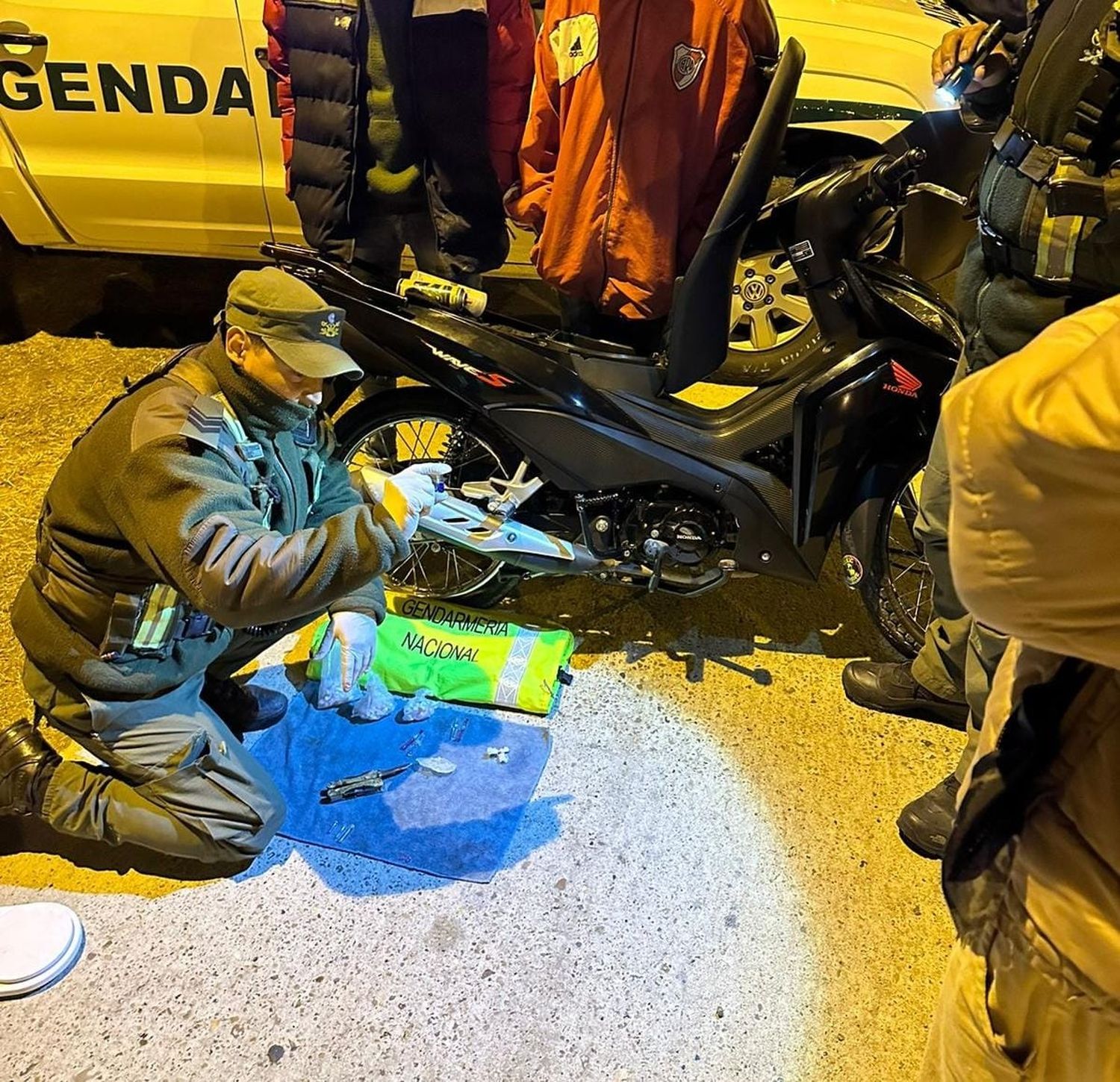 Circulaba en una moto con 83 dosis de cocaína