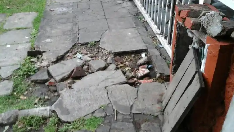 Sufrió una lesión por vereda rota y la indemnizarán con medio millón de pesos