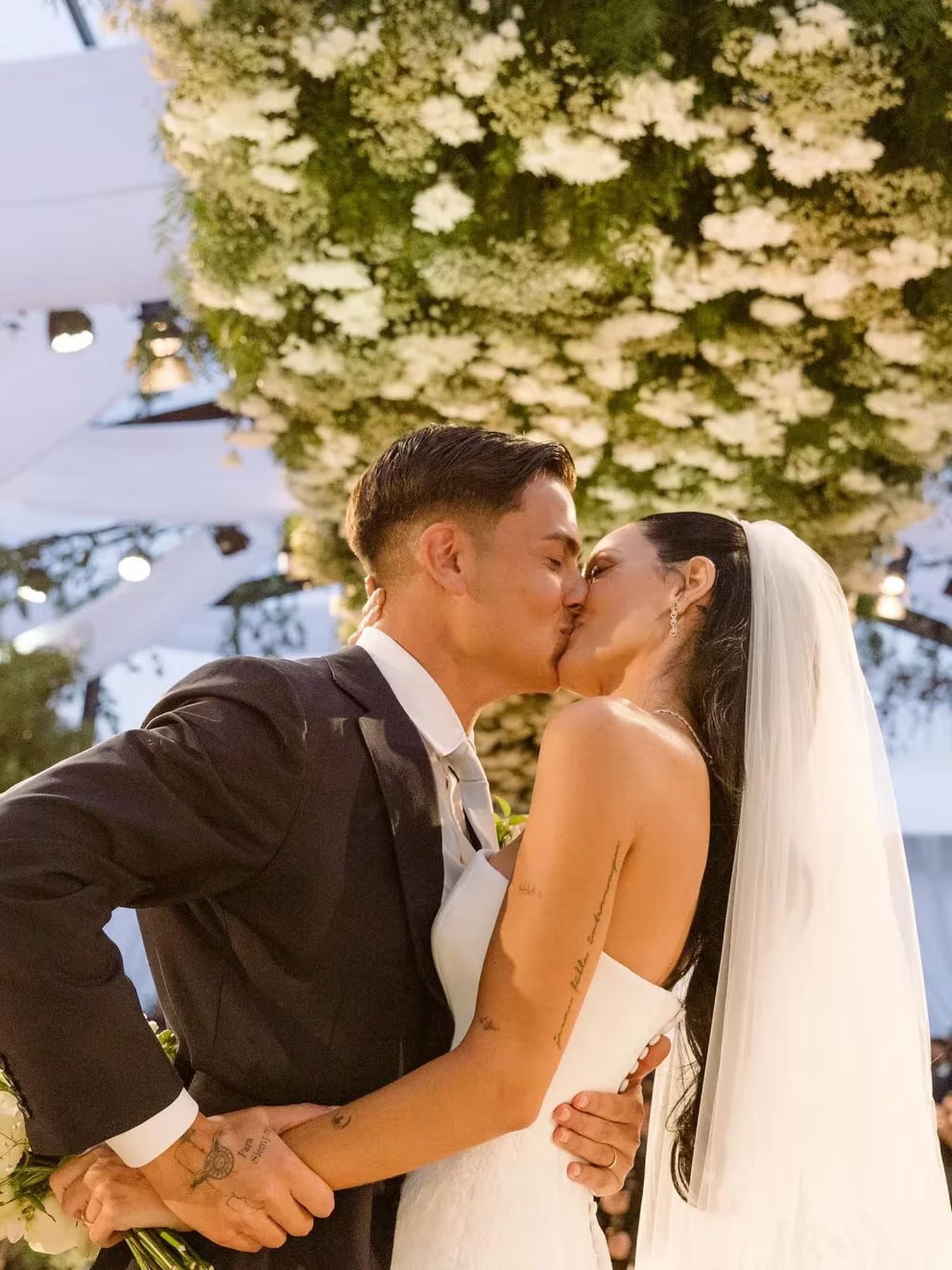 La foto oficial que compartieron Oriana Sabatini y Paulo Dybala después de casarse (Instagram/ Orianasabatini - Paulodybala)