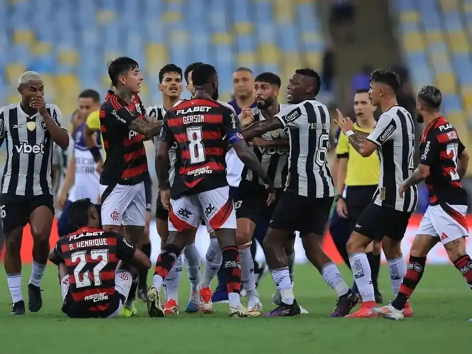 Conflicto entre Flamengo y Botafogo. Terminó con suspensión para Alexander Barboza