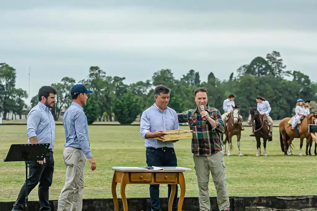 Leonel Chiarella y Lisandro Enrico junto al presidente anfitrión Fabián Maldonado.
