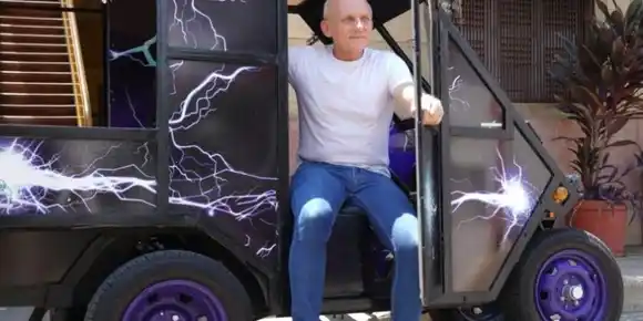 ANTE LA CRISIS DE LA GASOLINA construye un automóvil con energía verde