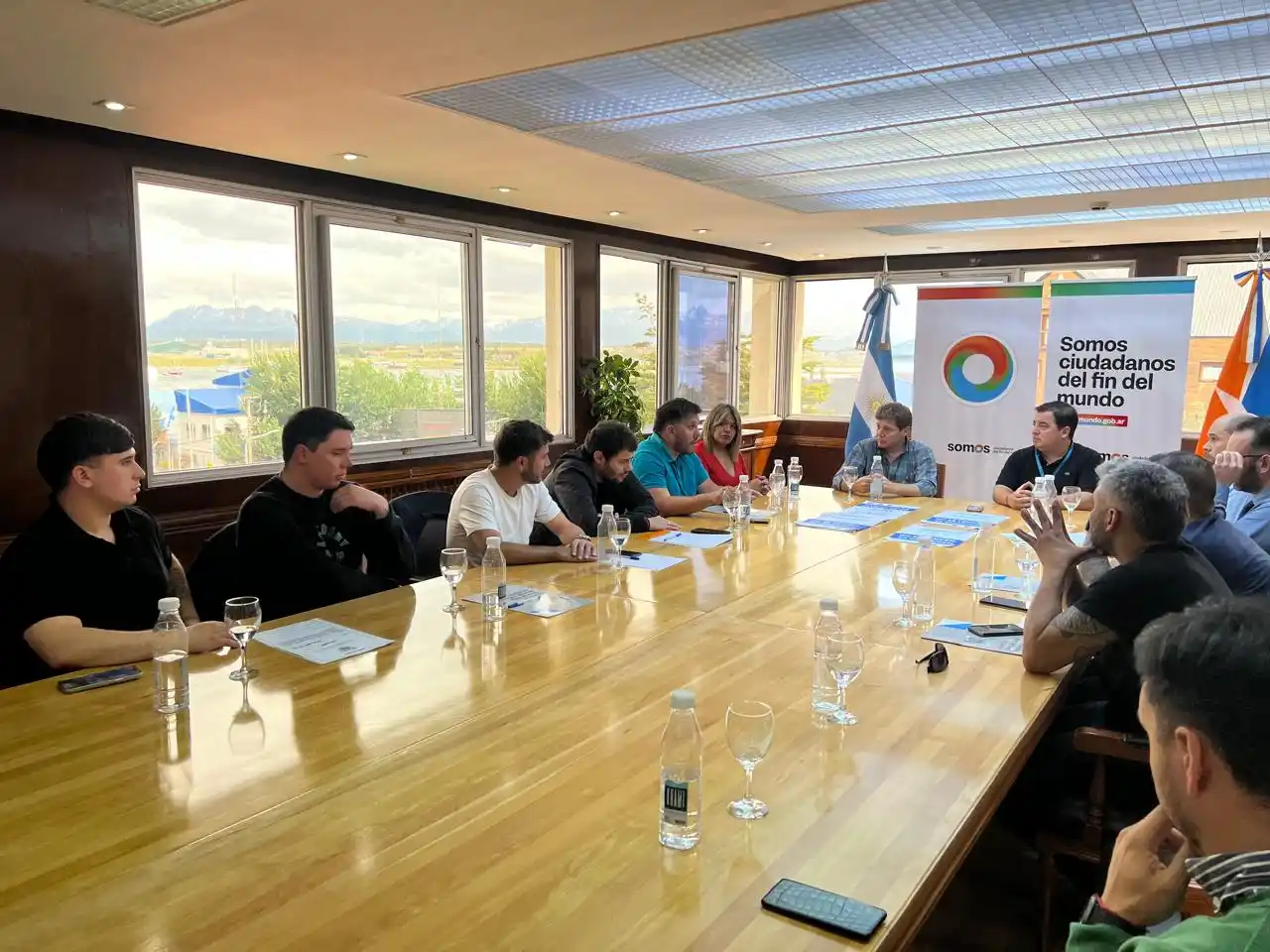 Gustavo Melella reunido con los gremios aeronáuticos.