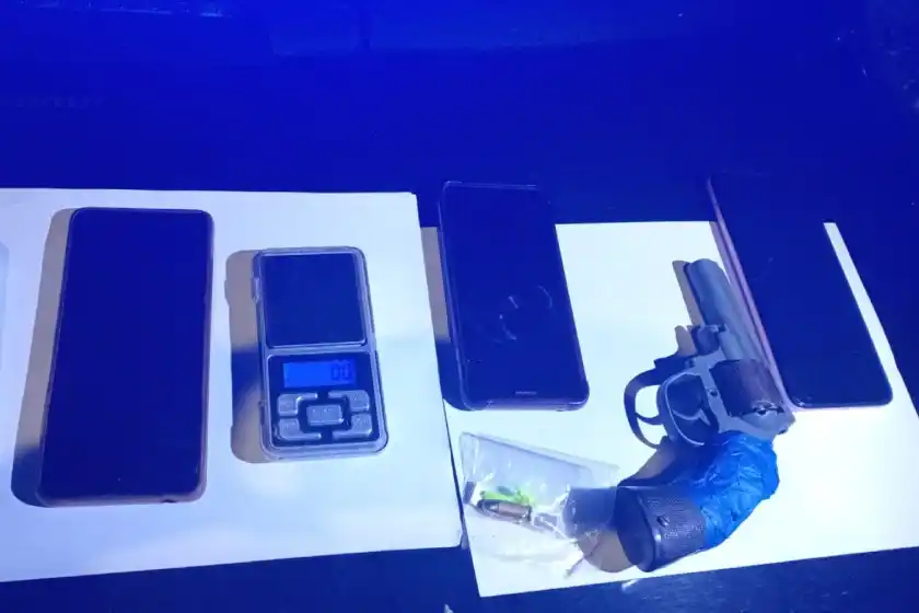 Vendían drogas en la calle y fueron detenidos con un revolver en zona oeste