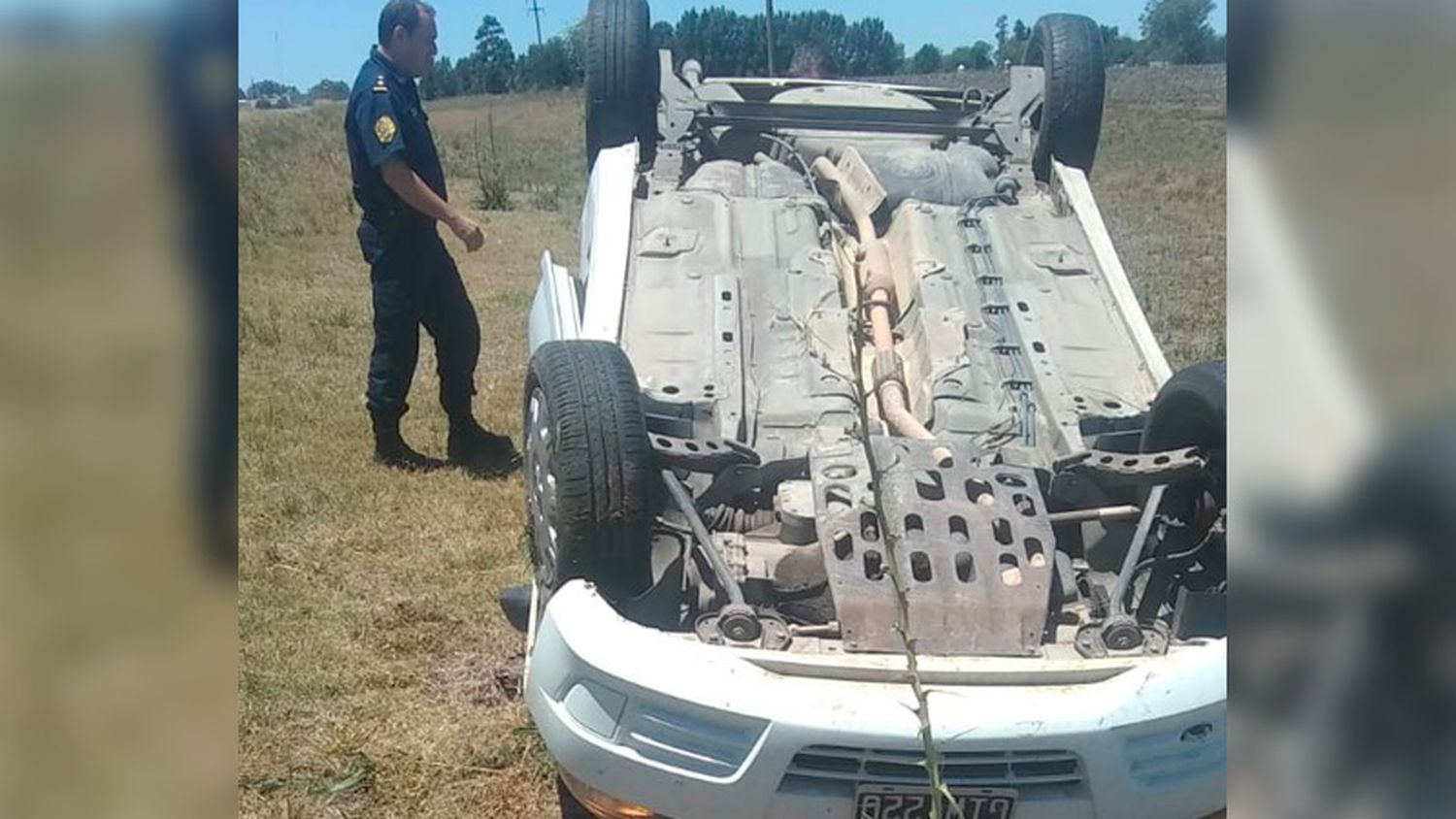 Policía viajaba con su perro, realizó una mala maniobra y volcó