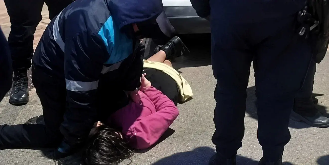 Mordió a una policía durante un control vehicular y terminó detenida en Chubut