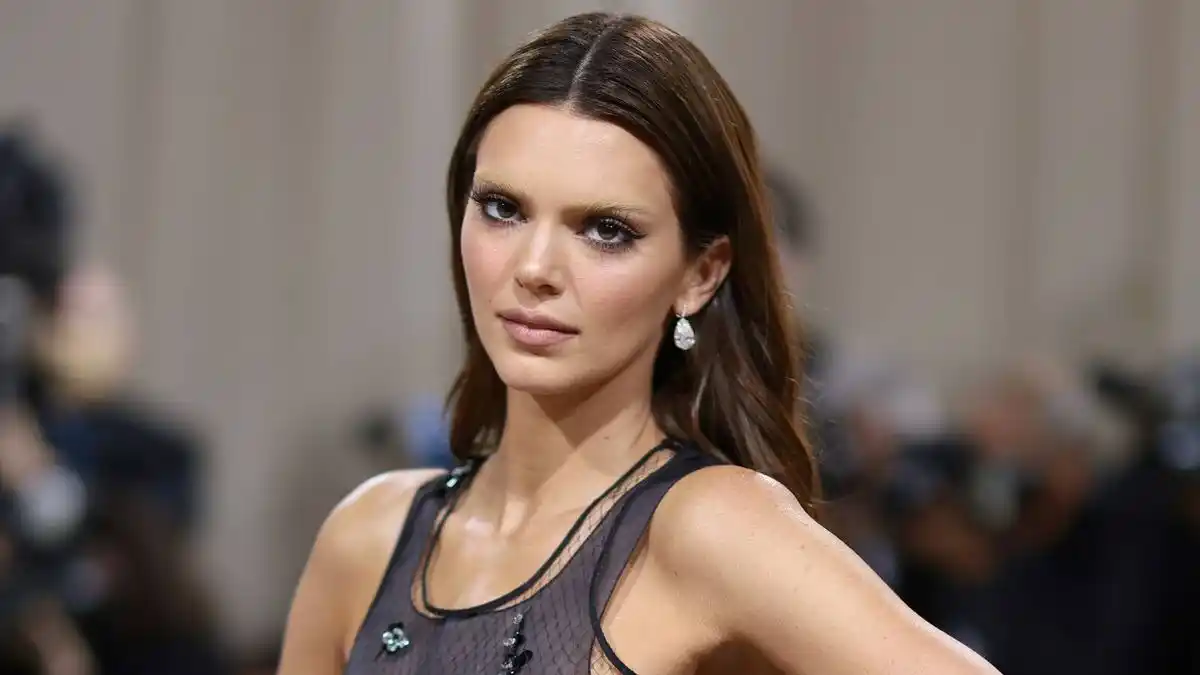 Influencers muestran cómo transformar el rostro sin cejas naturales.