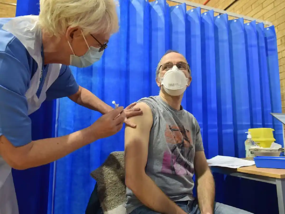 La OMC pide al Reino Unido que empiece ya a compartir sus vacunas con los países más pobres