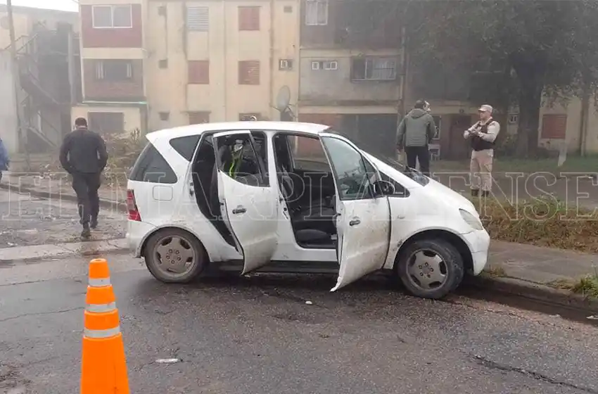 Sorprenden a un hombre, le llevan el auto y en una persecución chocan y escapan